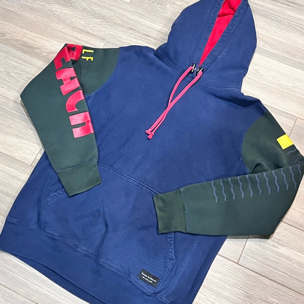 Rare Raised by Wolves Hooded Sweatshirt Hoodie Sz Large Wolf Beach